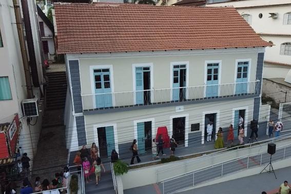 Governo do Espírito Santo entrega à população a Casa da Cultura de Fundão
