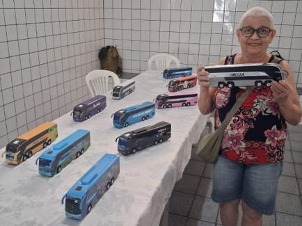 Aos 80 anos, capixaba reúne coleção de miniaturas inspiradas nos ônibus da Viação Águia Branca
