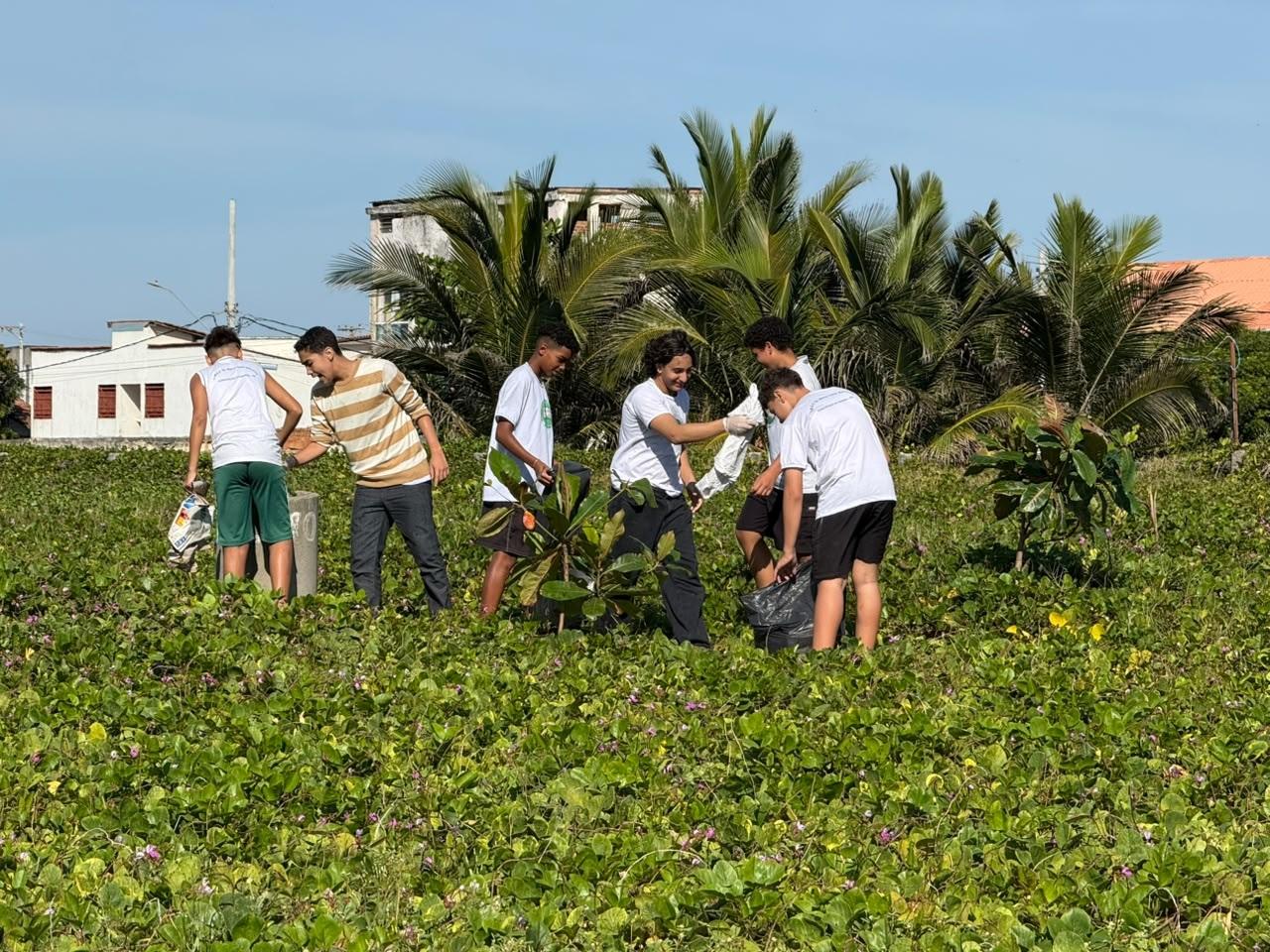 Mutirão de limpeza de praia marca o Dia Mundial dos Oceanos em Conceição da Barra, ES
