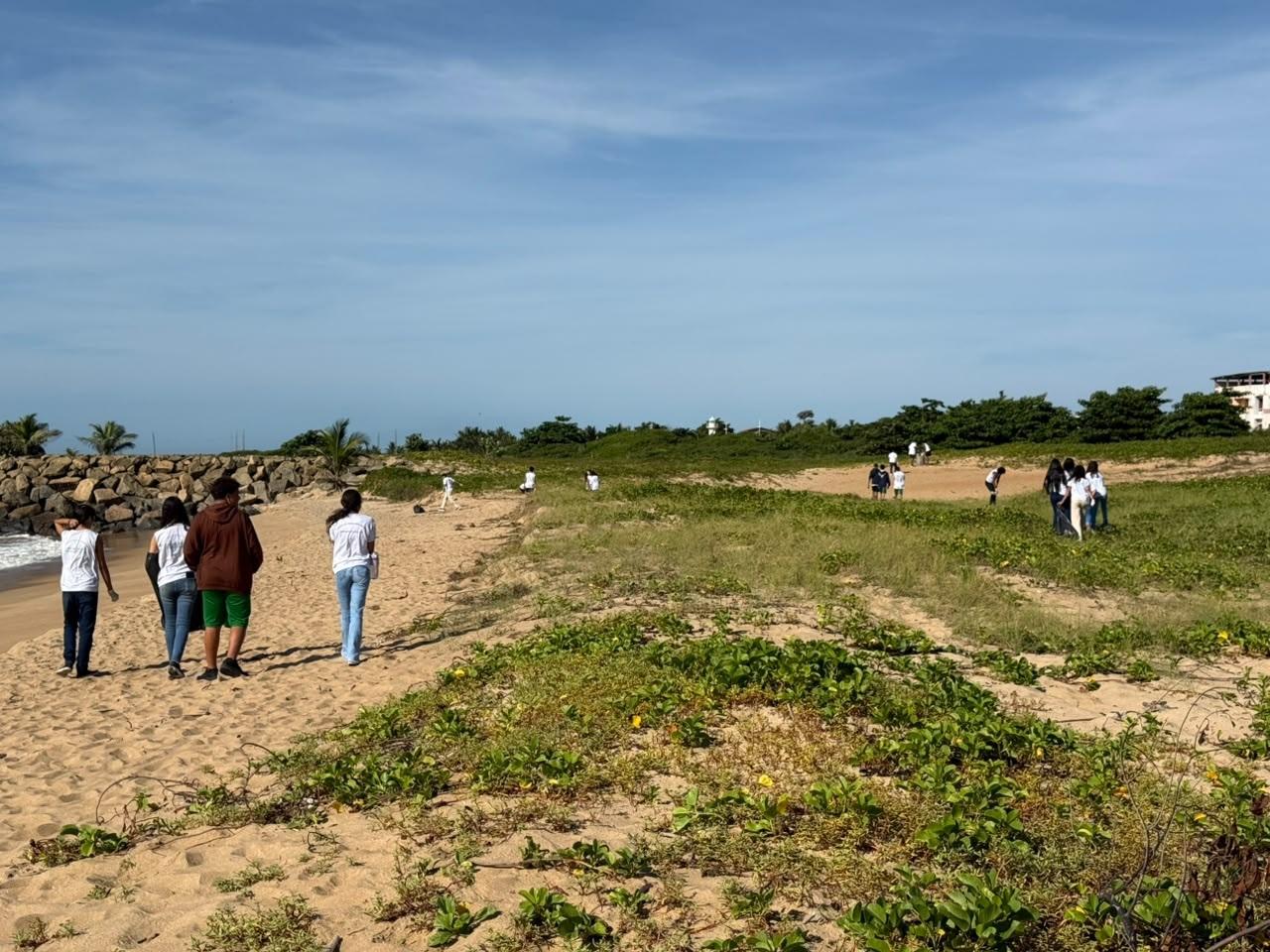 Mutirão de limpeza de praia marca o Dia Mundial dos Oceanos em Conceição da Barra, ES