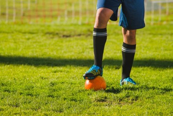 Da bola aos uniformes: como o plástico transformou o futebol moderno