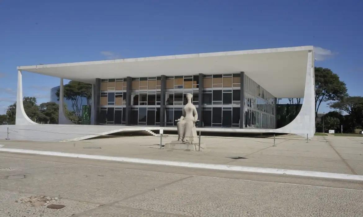 Bolsonaro diz ao STF que não está proibido de manter arma em casa