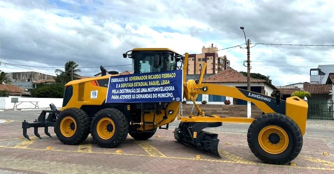 Conceição da Barra ganha reforço na infraestrutura com chegada de nova motoniveladora