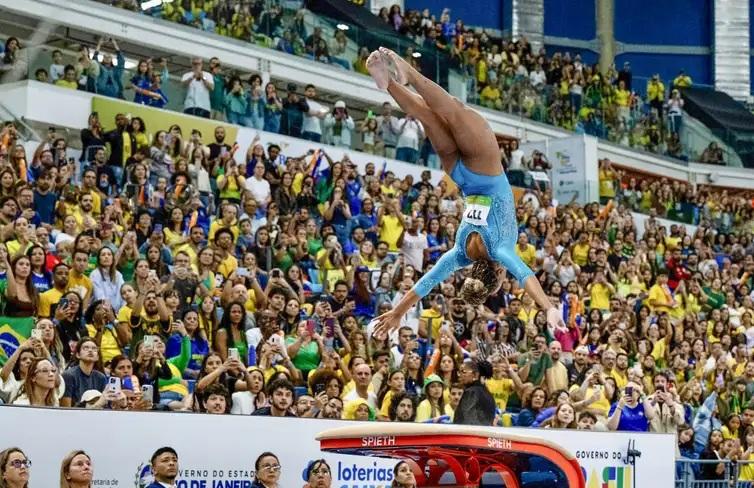 Rebeca Andrade volta com ouro no Pan de ginástica artística