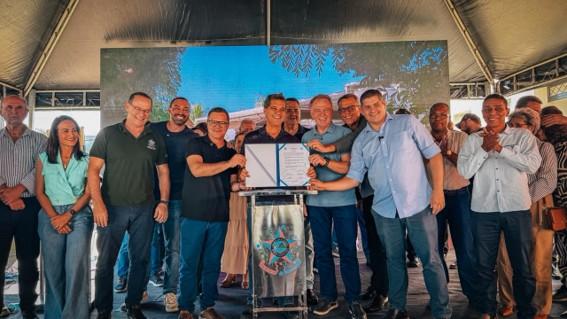 Governador Ricardo Ferraço entrega obras, inaugura delegacia e autoriza novos investimentos em Fundão, no ES