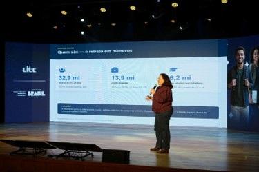 Apesar de queda no desemprego e avanço na formalização, a permanência no primeiro emprego é o principal desafio da juventude no Brasil