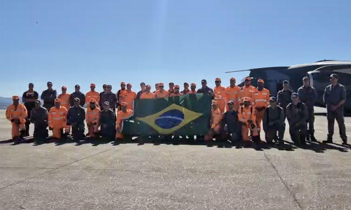 Quarto voo brasileiro para Venezuela decola com bombeiros e donativos