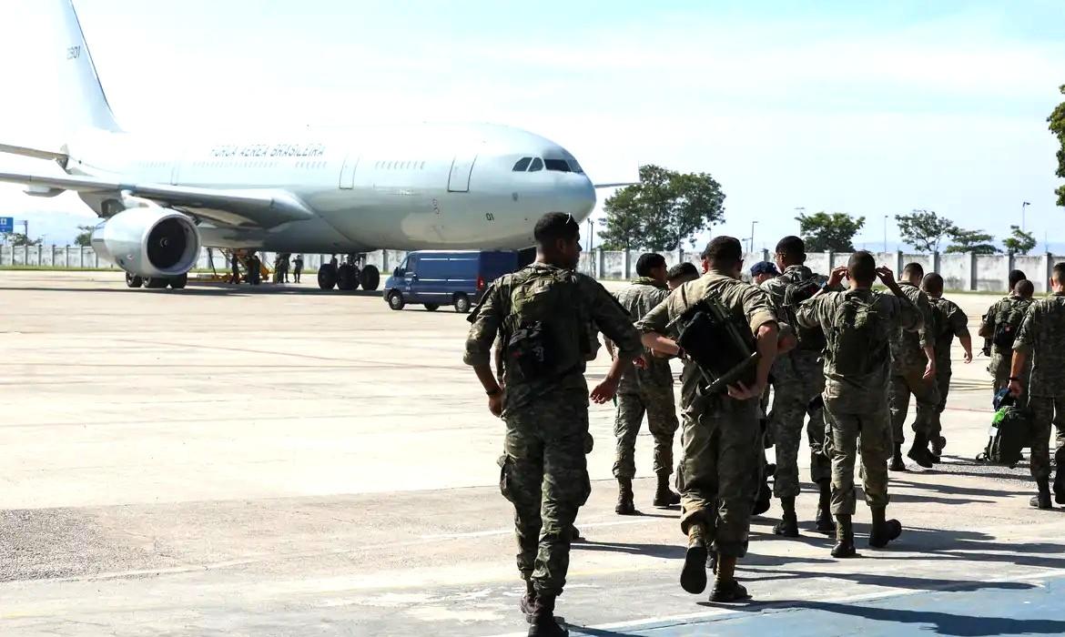 FAB envia militares e 18 toneladas de medicamentos para a Venezuela