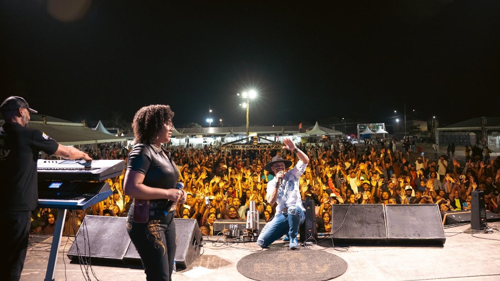 Milhares de pessoas prestigiam abertura da 2ª Feira do Produtor Rural em Braço do Rio, em Conceição da Barra, ES