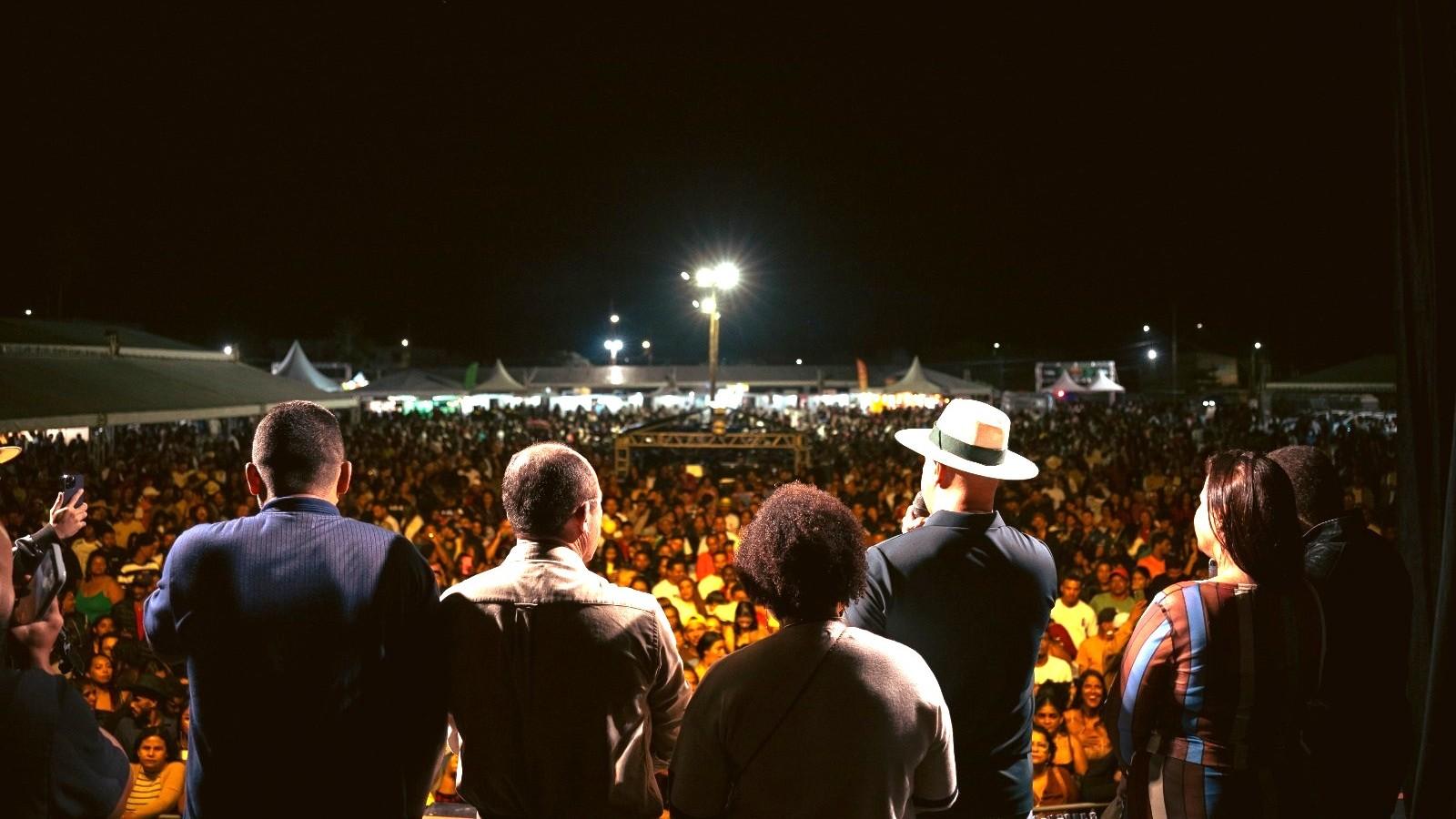 Milhares de pessoas prestigiam abertura da 2ª Feira do Produtor Rural em Braço do Rio, em Conceição da Barra, ES