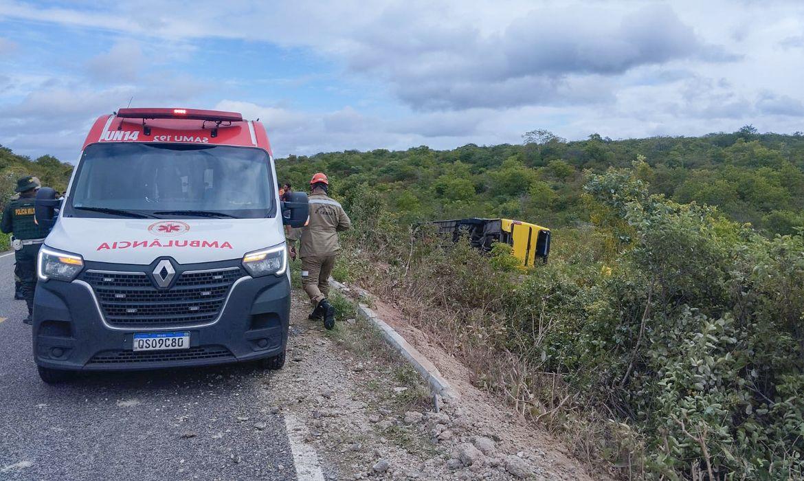 Ônibus com romeiros tomba no Ceará e provoca morte de duas pessoas