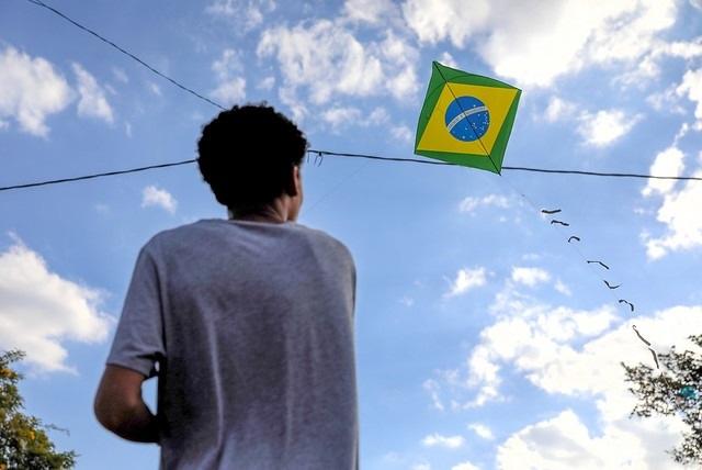 Férias escolares: Prefeitura de Pedro Canário, no ES, reforça orientações para que crianças soltem pipa com segurança
