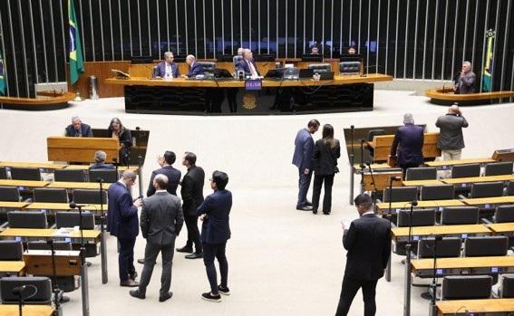 Câmara aprova MP que abre crédito de R$ 10 bilhões para reduzir preço do diesel