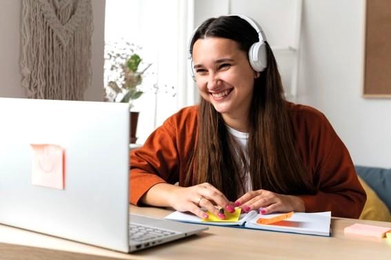Pequenos negócios avançam no uso de inteligência artificial, mas ainda enfrentam desafio para transformar tecnologia em inovação