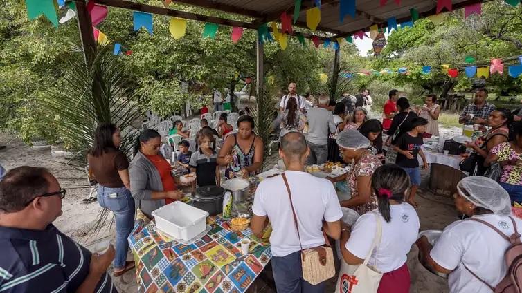 Catadoras de mangaba resistem à especulação imobiliária em Aracaju