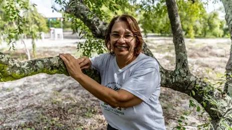 Catadoras de mangaba resistem à especulação imobiliária em Aracaju