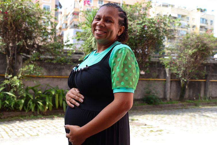 Fatores sociais e estruturais empurram mulheres para cesarianas