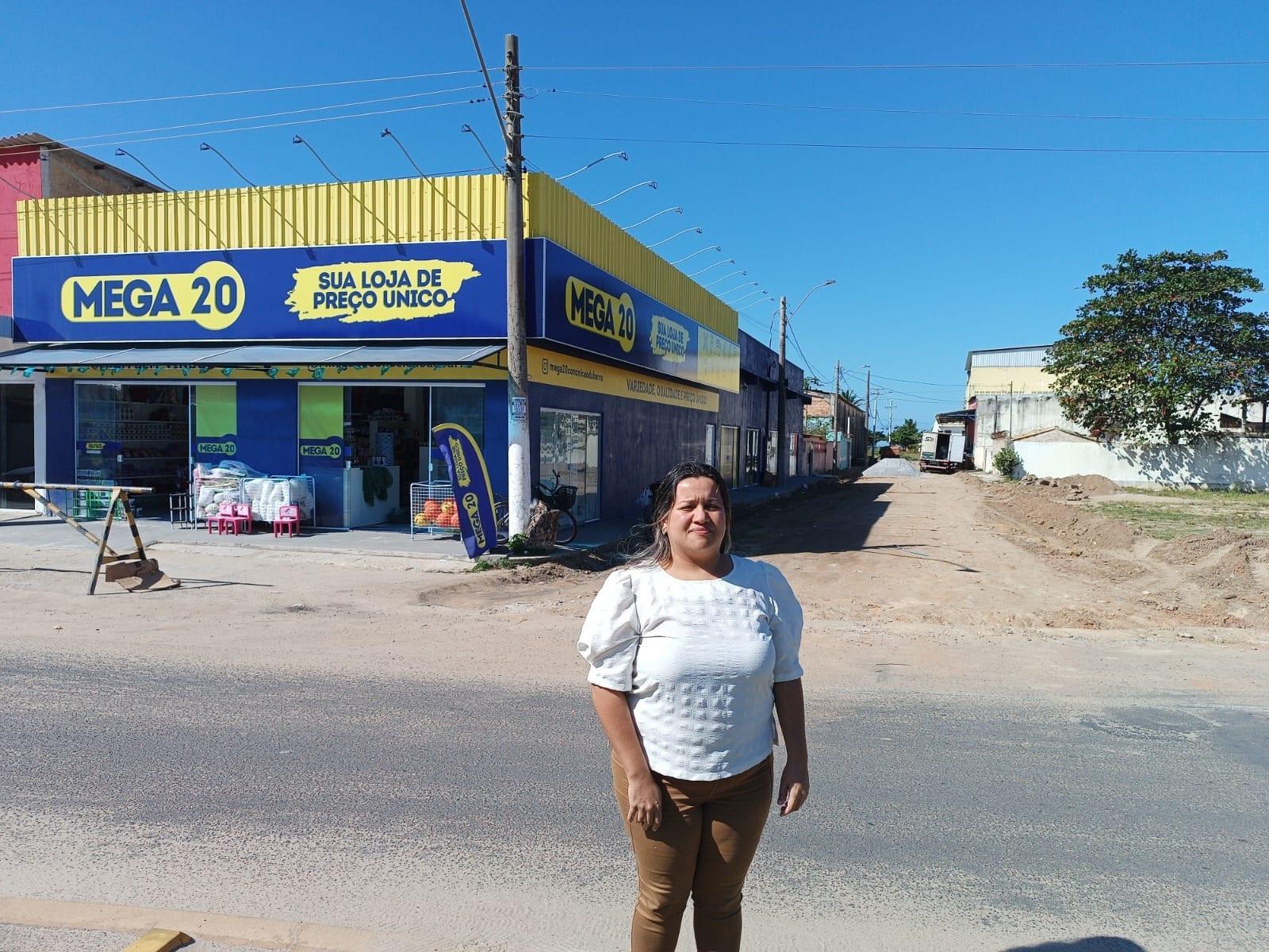 Vereadora Camila comemora início da pavimentação da Rua Estelina Barreira Pereira, em Conceição da Barra, ES