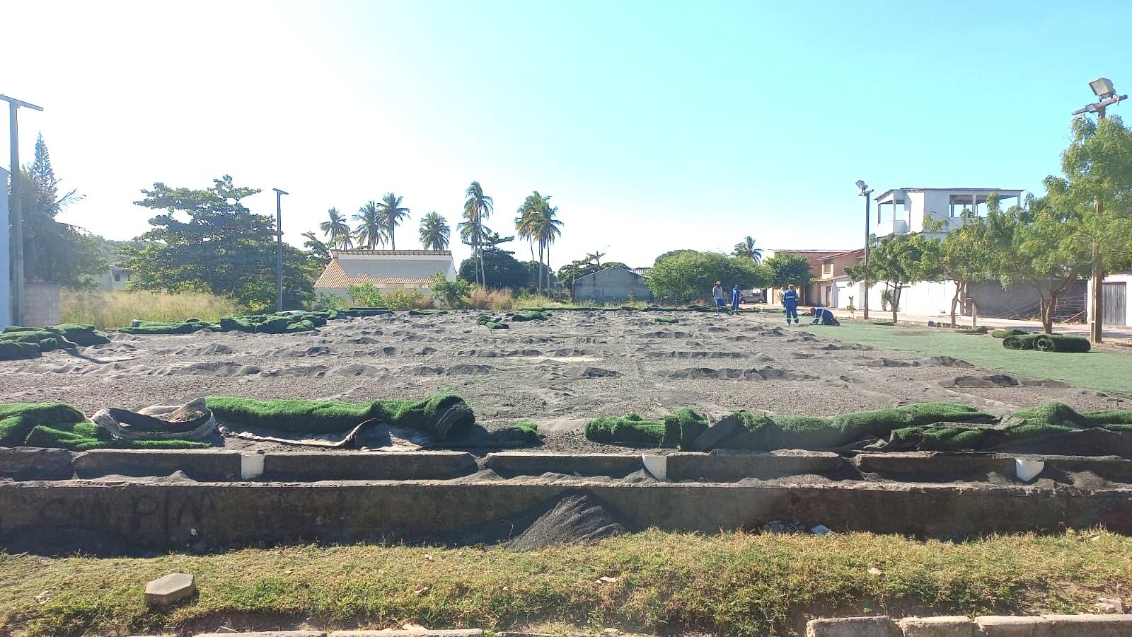 Após 12 anos, começa a revitalização dos campos society do Catita e da Cohab em Conceição da Barra, ES