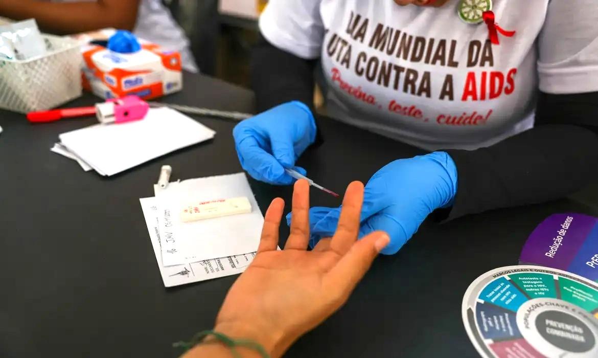 Desinformação sobre HIV dificulta tratamento e aumenta preconceito