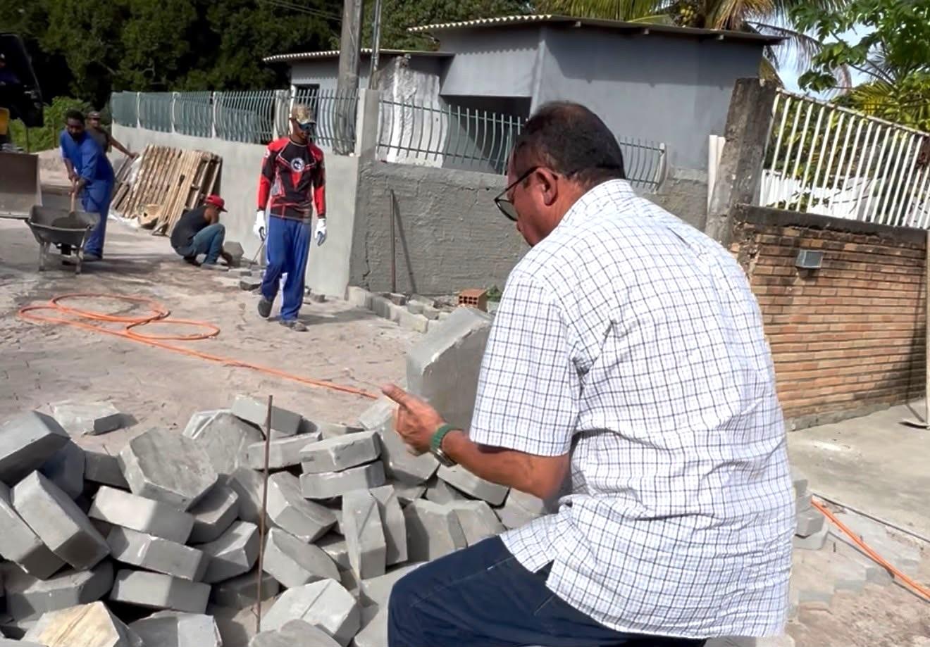 Prefeitura de Conceição da Barra, no ES, avança na pavimentação de ruas com recursos próprios