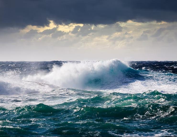 Ciclone no Atlântico deixa litoral do ES em alerta para ventos e agitação no mar