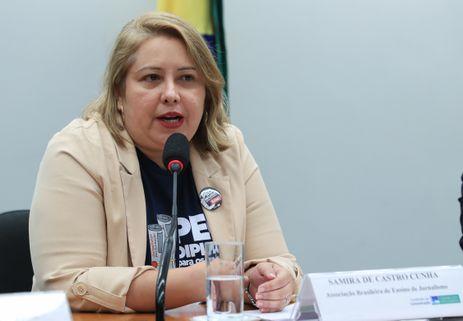 Avanço da IA corrói financiamento do jornalismo profissional no Brasil