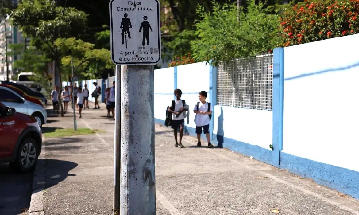 Brasil reduz pobreza, mas amplia desigualdades, mostra estudo