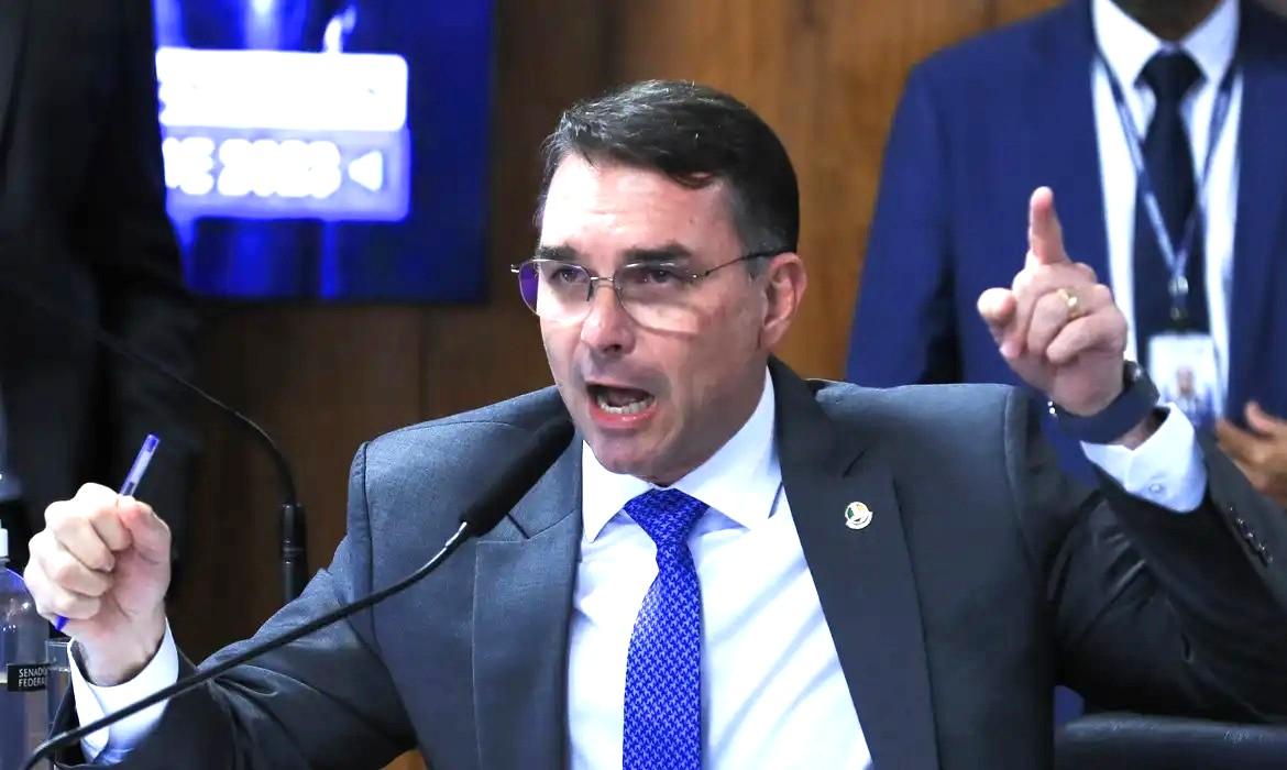 Missão pede investigação sobre filiação falsa de Flávio ao partido