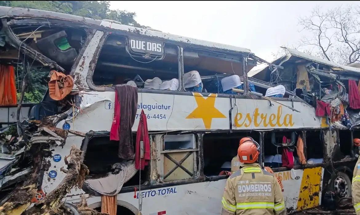 Acidente com ônibus de turismo deixa nove mortos em Petrópolis, no Rio de Janeiro
