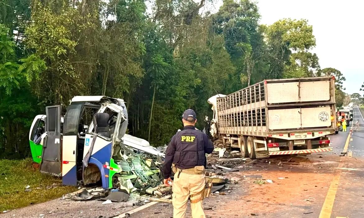Acidente entre ônibus e caminhão na BR-373 mata 23 pessoas no Paraná