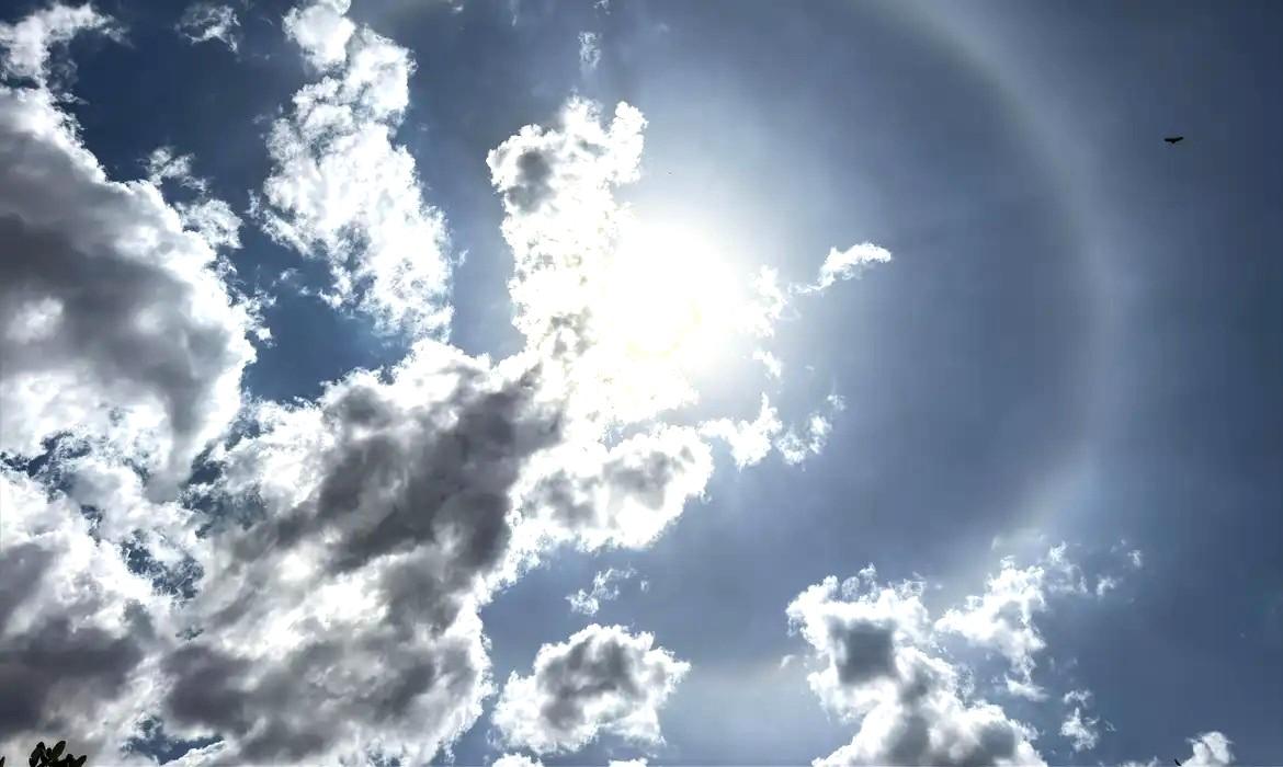 Beleza nos céus, halo solar não é sinal de chuva, diz especialista