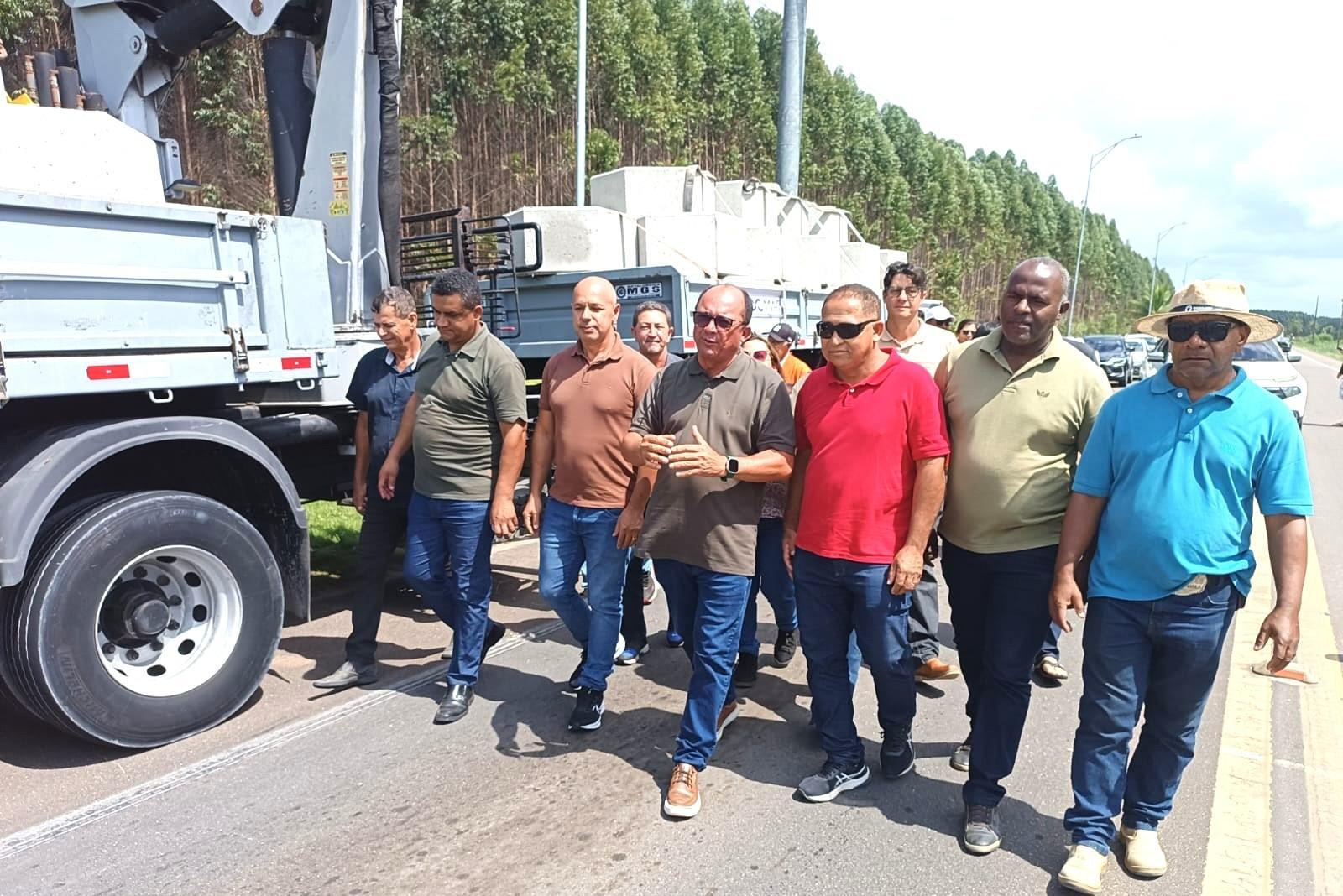 Prefeito Erivan Tavares comemora chegada dos primeiros blocos para obra de contenção da orla da Guaxindiba, em Conceição da Barra, ES