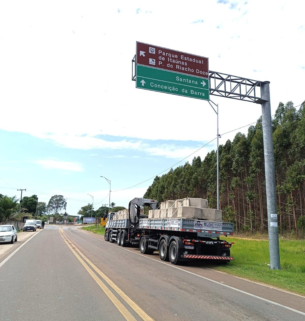 Prefeito Erivan Tavares comemora chegada dos primeiros blocos para obra de contenção da orla da Guaxindiba, em Conceição da Barra, ES