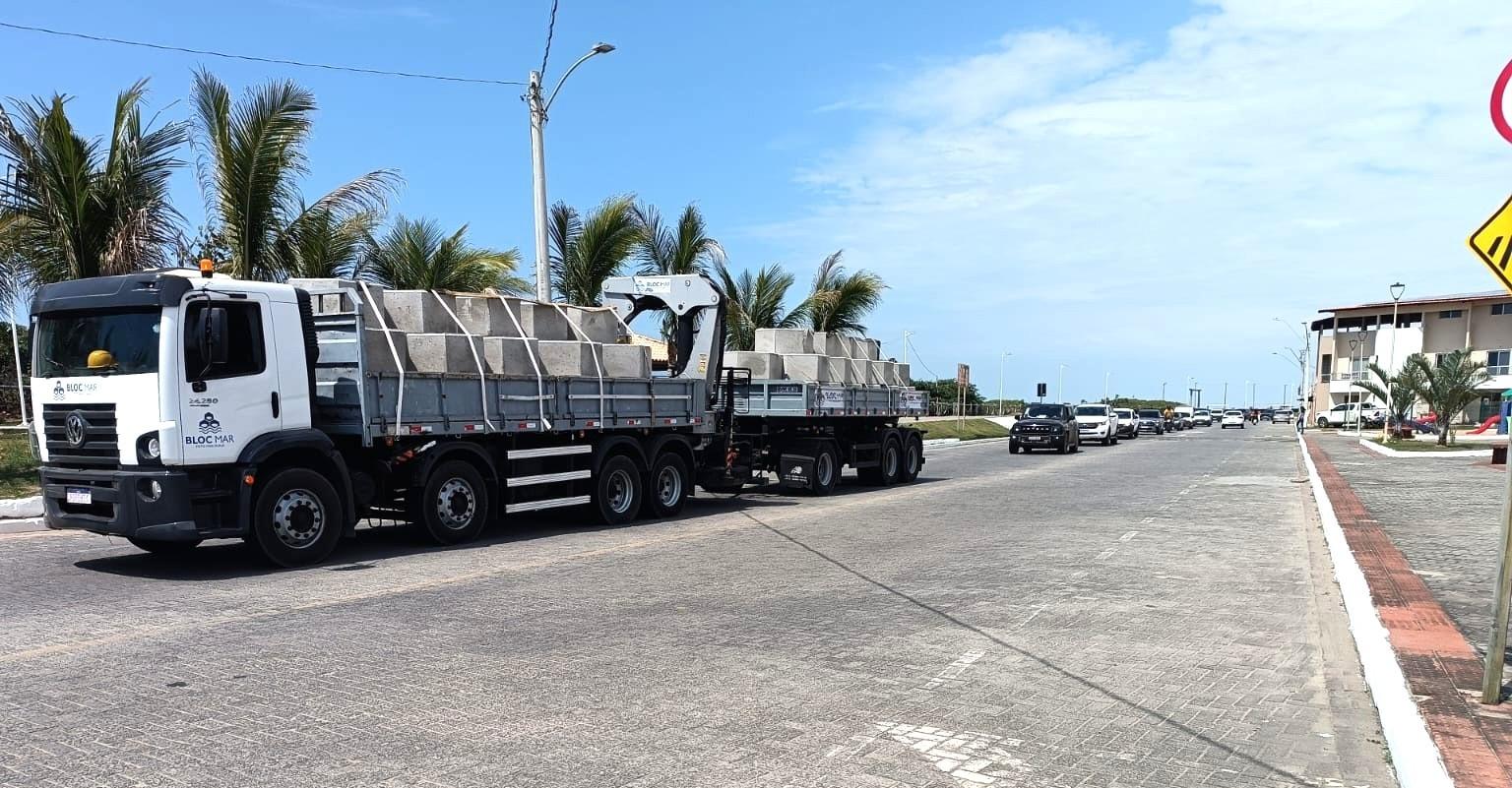 Prefeito Erivan Tavares comemora chegada dos primeiros blocos para obra de contenção da orla da Guaxindiba, em Conceição da Barra, ES