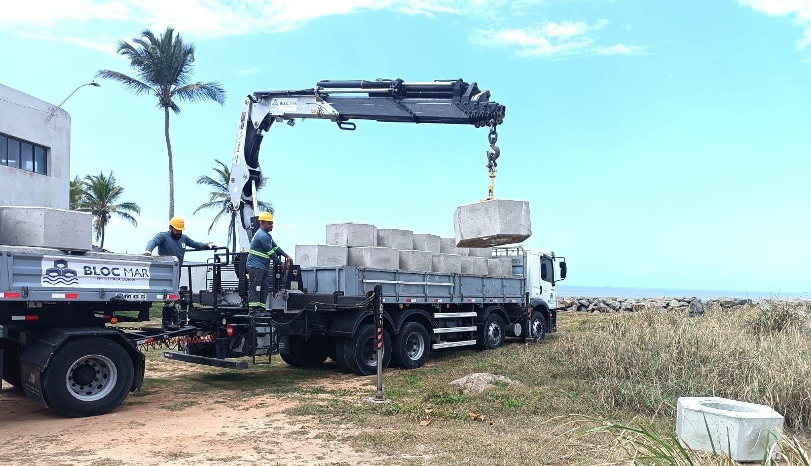 Prefeito Erivan Tavares comemora chegada dos primeiros blocos para obra de contenção da orla da Guaxindiba, em Conceição da Barra, ES