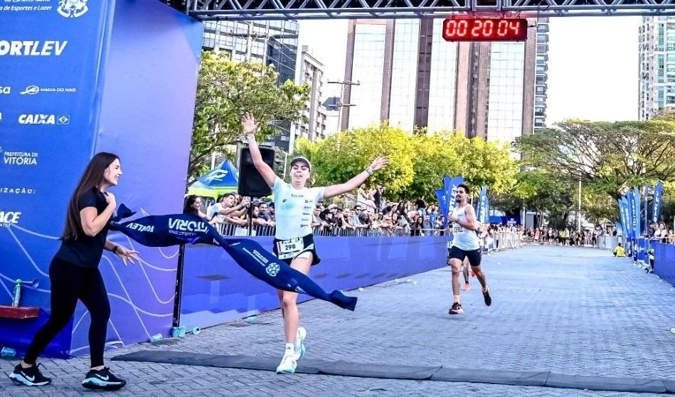 Advogada vence acidente e sob ao pódio da Maratona de Vitória, no ES
