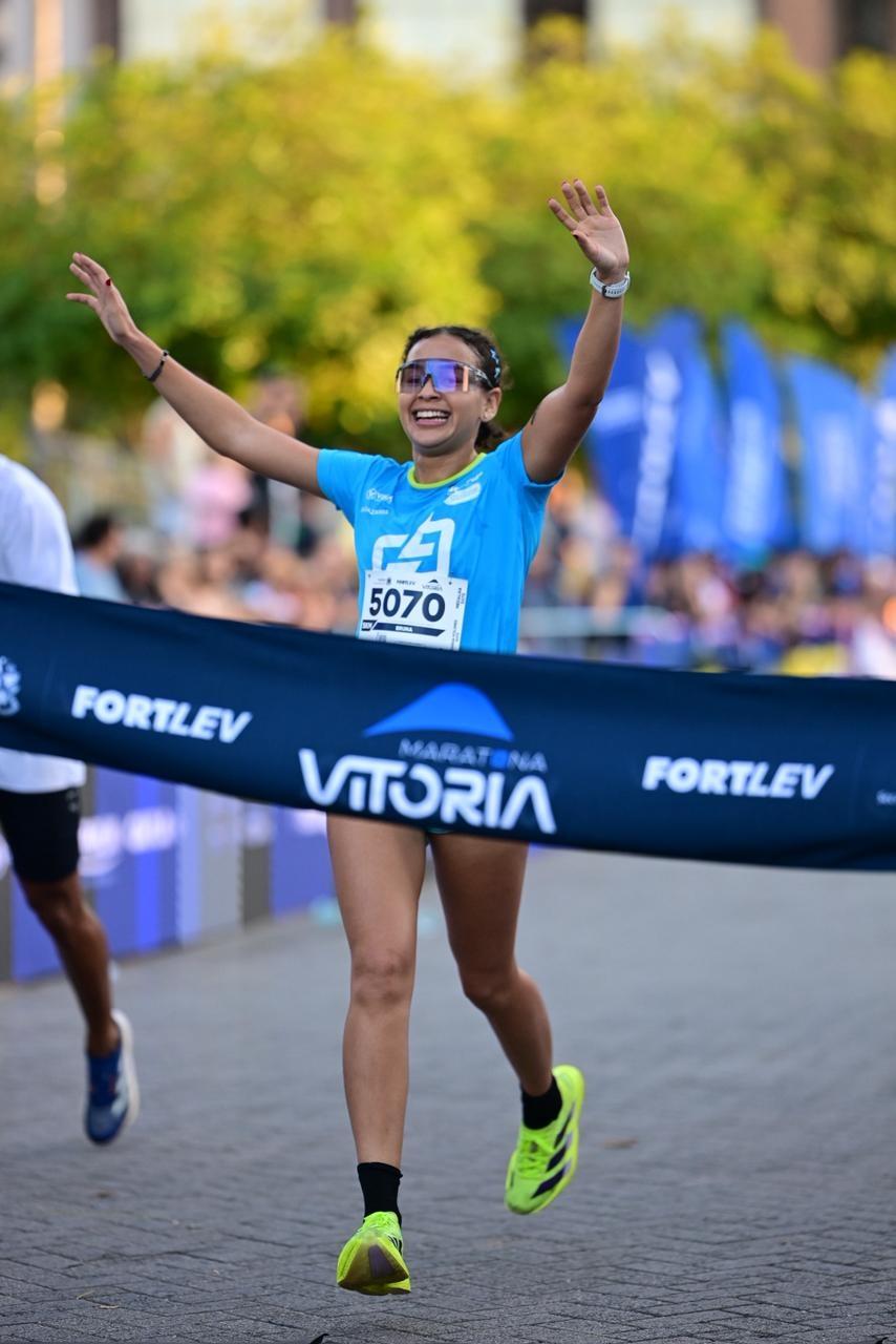 Advogada vence acidente e sob ao pódio da Maratona de Vitória, no ES