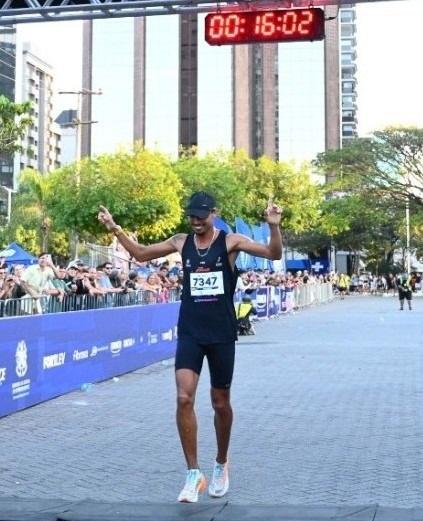 Advogada vence acidente e sob ao pódio da Maratona de Vitória, no ES