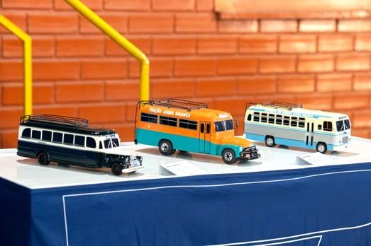 Miniaturas de ônibus recontam 80 anos da Viação Águia Branca em exposição itinerante pelo Brasil