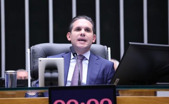 Hugo Motta destaca aumento do poder de compra da população com fim da “taxa das blusinhas”
