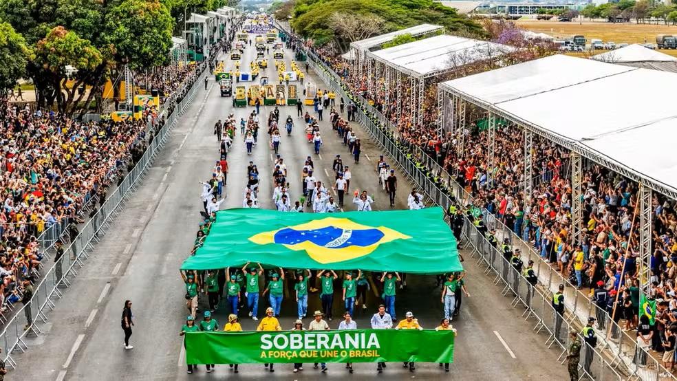 Desfile de 7 de Setembro é realizado na Esplanada dos Ministérios, em Brasília