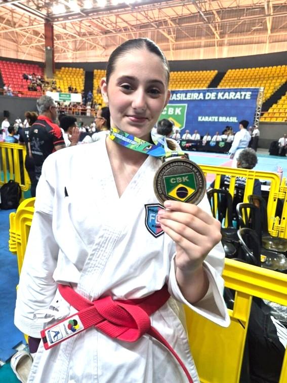 Atleta de Linhares, no ES, conquista duas medalhas e garante vaga na final do Brasileiro de Karatê