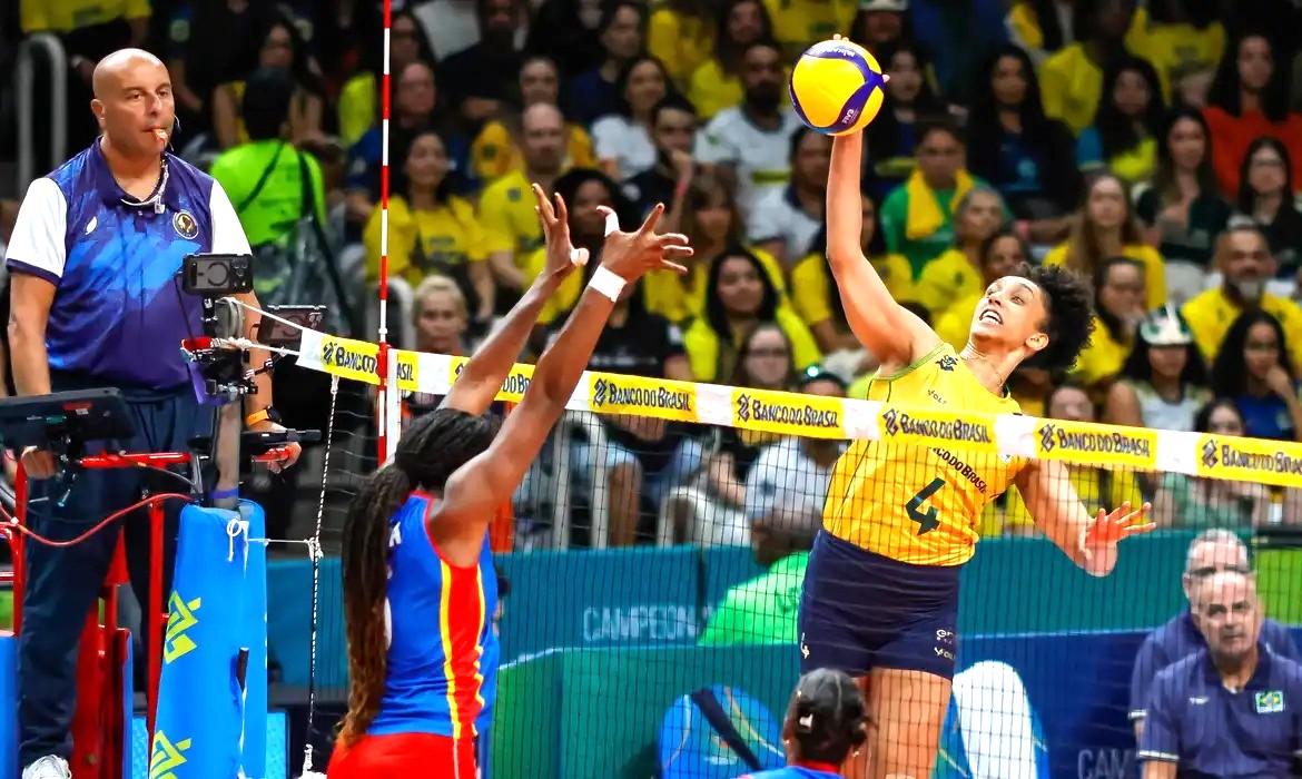 Brasil vence a terceira e lidera Sul-Americano feminino de vôlei