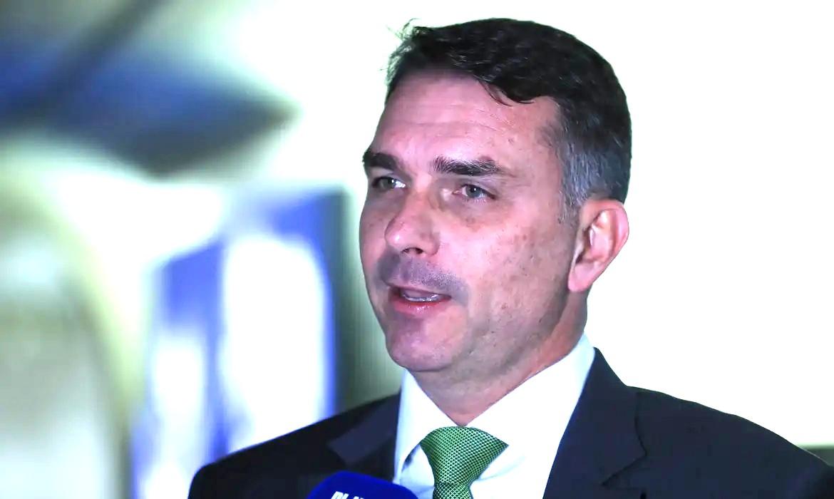 Mendonça incluiu Flávio Bolsonaro como investigado no caso Dark Horse