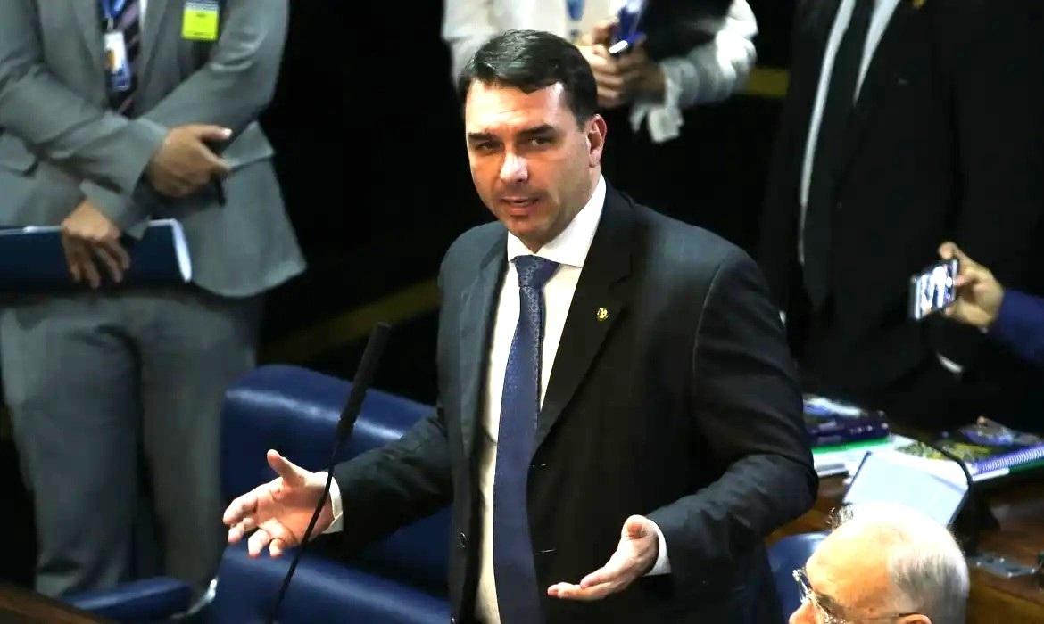 Defesa de Flávio Bolsonaro tentou levar caso Dark Horse a Mendonça