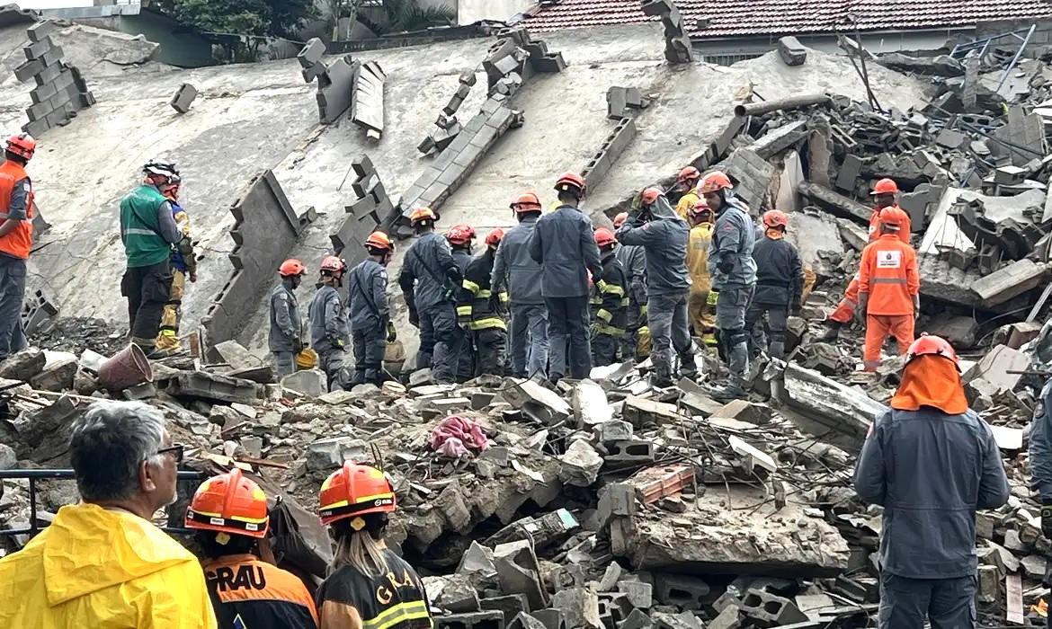 Desabamento de prédio em construção deixa dois mortos
