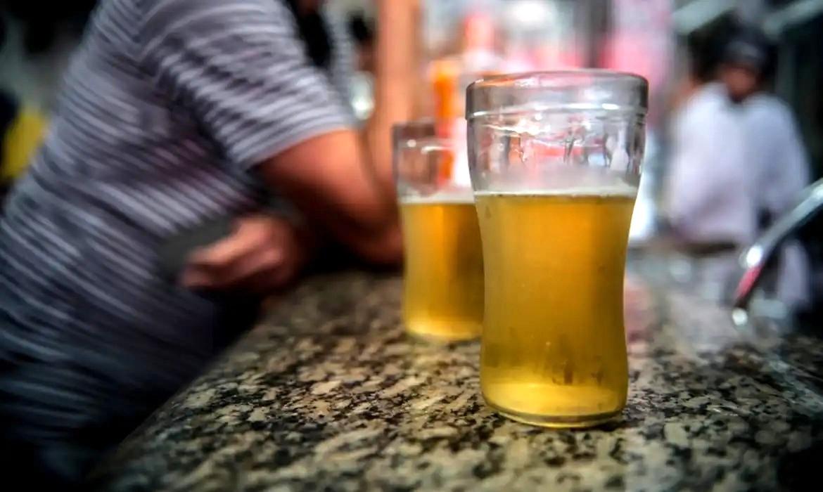 Álcool e cigarro podem causar cegueira, alertam especialistas