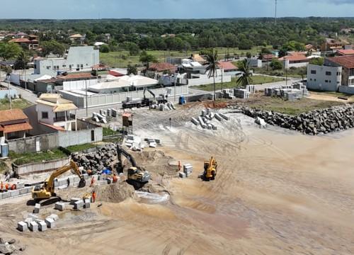 Começam as obras de contenção da erosão na orla da Praia de Guaxindiba, em Conceição da Barra, no ES,