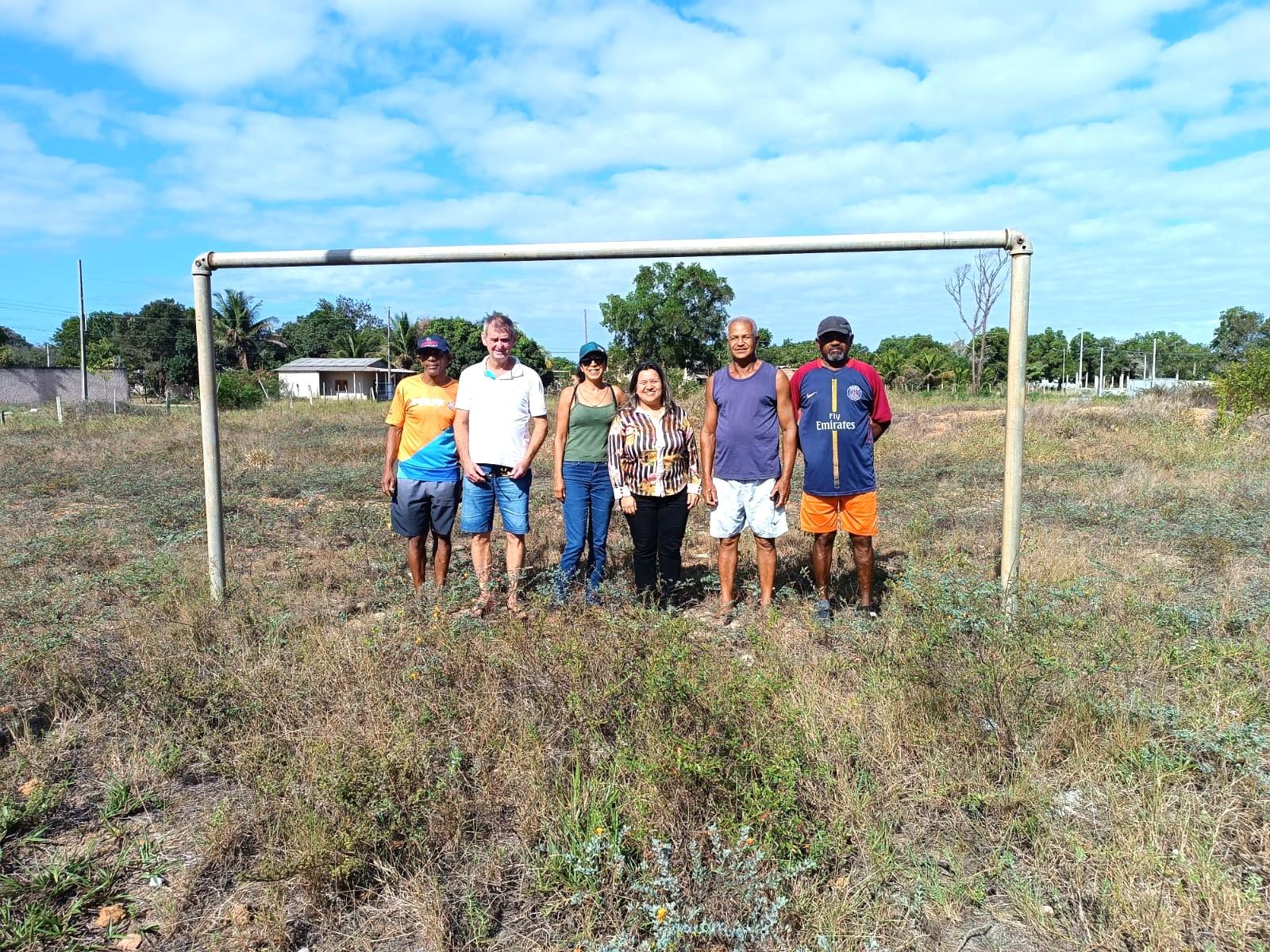 Vereadora Camila comemora início da revitalização do campo de futebol do Areal, em Conceição da Barra, no ES